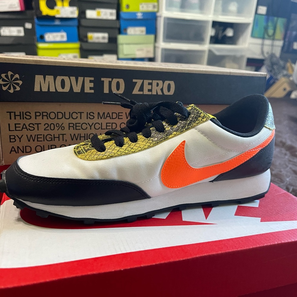 Nike W8.5 Black/Total Orange/yellow/Black snake print